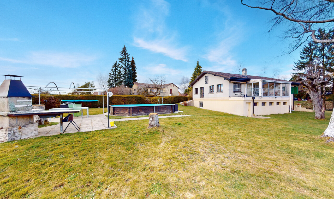 façade avec piscine, terrasse, bardage en stuc, et pelouse