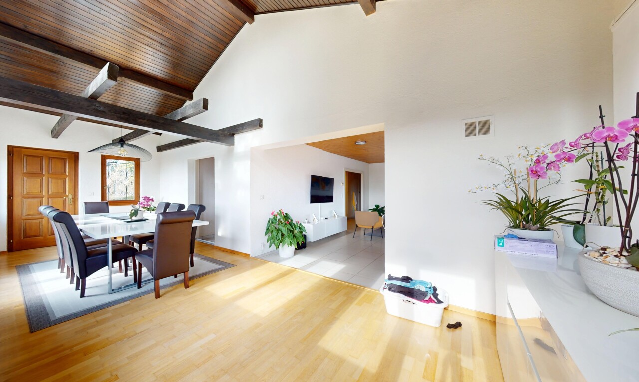 espace intérieur avec plafond à poutres, sol en finition bois, ventilation, et cloison sèche