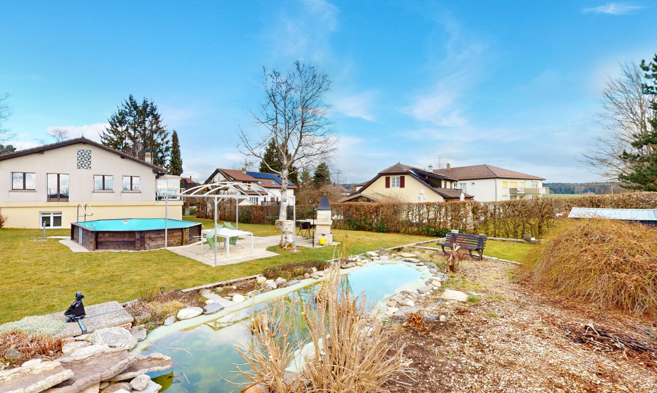 piscine avec piscine, terrasse, pelouse, et rampe