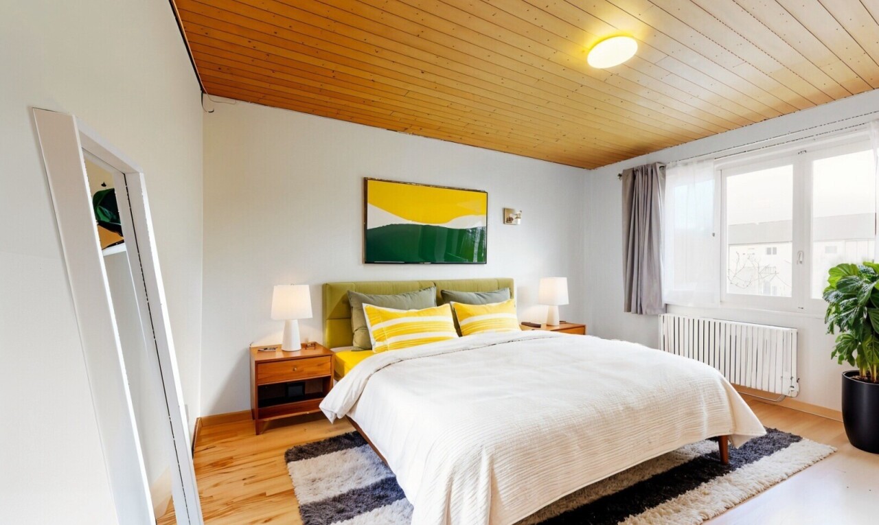 chambre avec radiateur, inside property, cloison sèche, drywall, et sol en finition bois