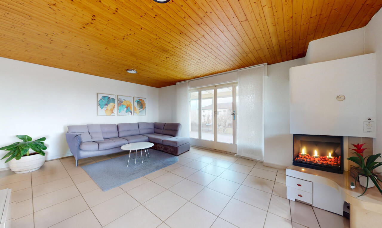 salon avec plafond en bois, lumière naturelle, sol en carrelage, et cloison sèche