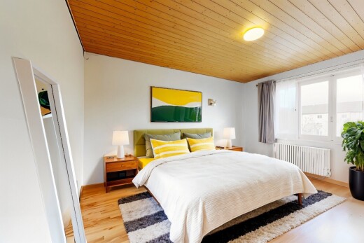 chambre avec radiateur, inside property, cloison sèche, drywall, et sol en finition bois