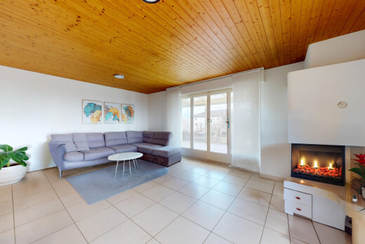 salon avec plafond en bois, lumière naturelle, sol en carrelage, et cloison sèche