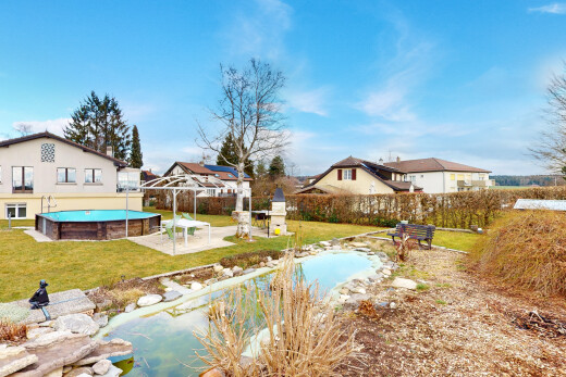 piscine avec piscine, terrasse, pelouse, et rampe
