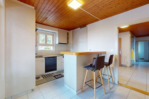 cuisine avec plafond en bois, dosseret, lumière naturelle, bar de cuisine, et lave-vaisselle