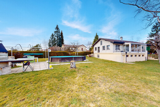 façade avec piscine, terrasse, bardage en stuc, et pelouse