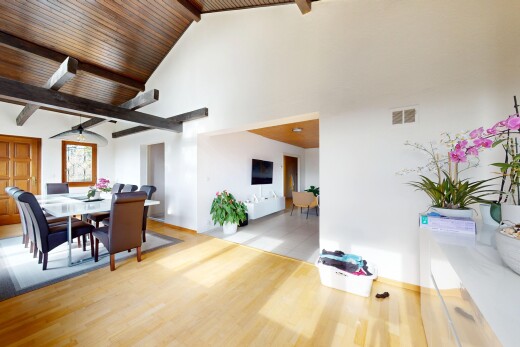 espace intérieur avec plafond à poutres, sol en finition bois, ventilation, et cloison sèche