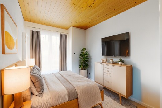 chambre avec télévision, inside property, lumière naturelle, natural light, et cloison sèche