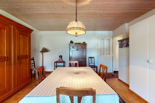 esszimmer mit gipskartonwand und holzdecke