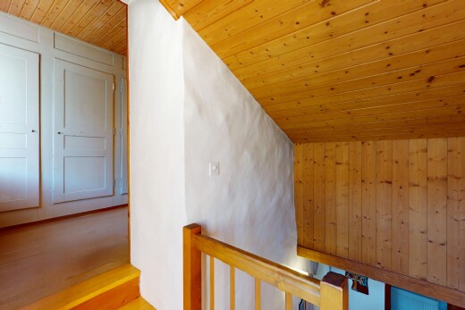 treppe mit holzfußboden und holzdecke