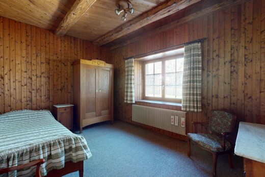 zimmer / schlafzimmer mit natürliches licht, teppich, balkendecke, kühler, und holzdecke