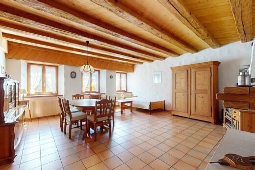 esszimmer mit natürliches licht, fliesenboden, balkendecke, kühler, und holzdecke