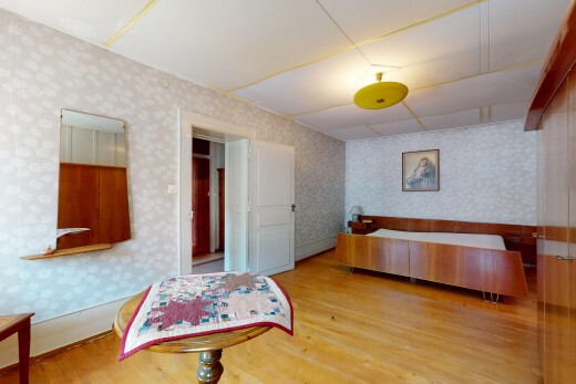 innenraum mit holzfußboden und tapetenwand