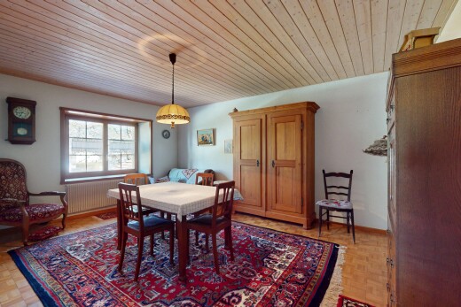 esszimmer mit kühler, natürliches licht, holzdecke, und gipskartonwand