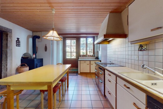 küche mit natürliches licht, dunstabzugshaube, holzdecke, und küchenrückwand beim herd