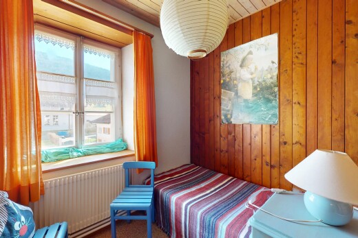 zimmer / schlafzimmer mit natürliches licht, teppich, holzwand, und kühler