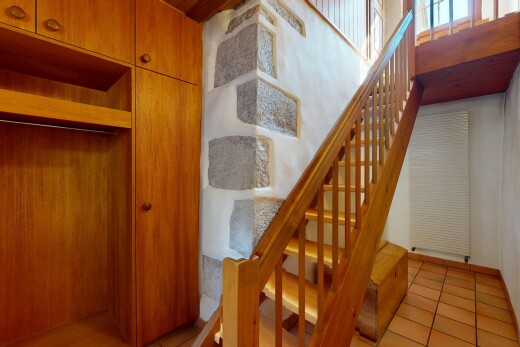 treppe mit gipskartonwand, treppen, natürliches licht, und fliesenboden