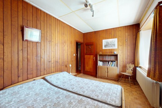 zimmer / schlafzimmer mit holzwand, kühler, und natürliches licht