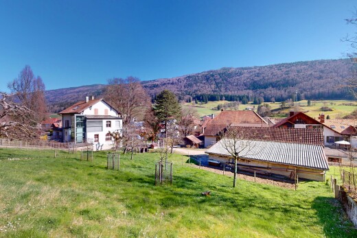 außenansicht mit rasen und zaun