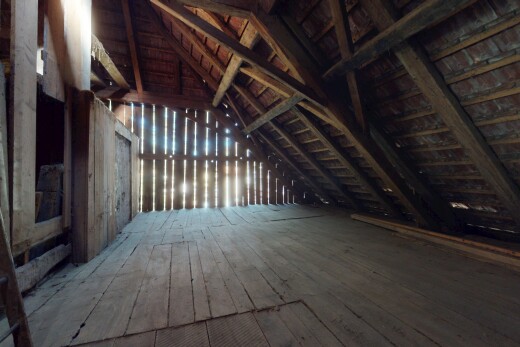 leerer raum mit holzfußboden und dachschräge