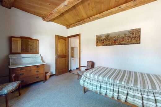 zimmer / schlafzimmer mit teppich, holzdecke, balkendecke, und gipskartonwand