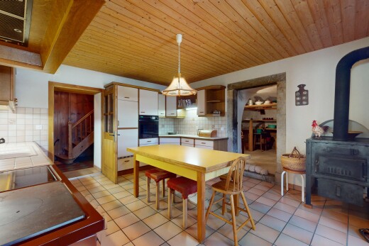 esszimmer mit holzdecke, holzofen, und fliesenboden