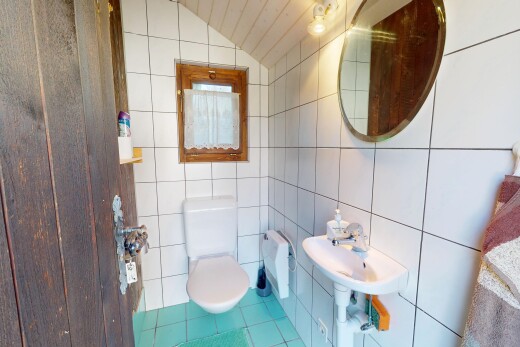 bad mit spiegel, dachschräge, fliesenboden, fliesenwand, und toilette