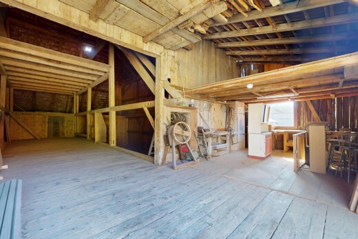 innenraum mit natürliches licht und dachschräge