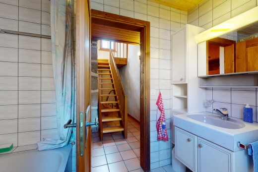 bad mit schminktisch, spiegel, fliesenboden, waschbecken, und komplettes badezimmer