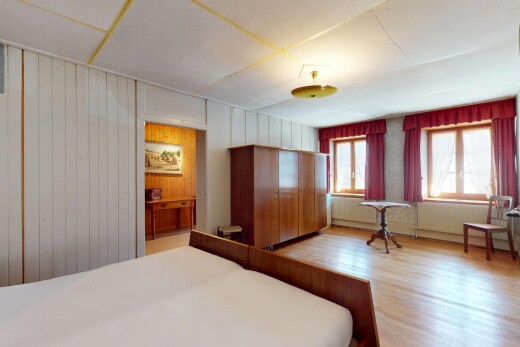 zimmer / schlafzimmer mit natürliches licht und holzfußboden