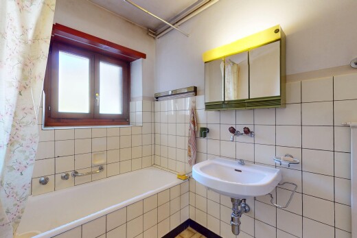 bad mit spiegel, natürliches licht, fliesenwand, bad, und komplettes badezimmer