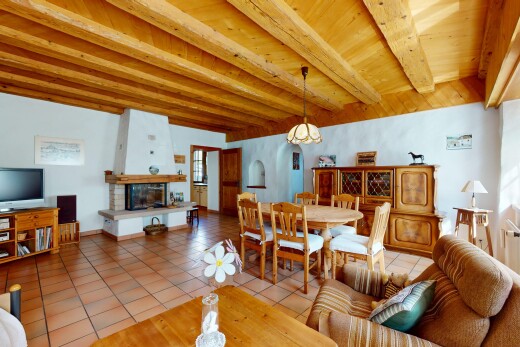 wohn- / esszimmer mit gipskartonwand, holzdecke, fernseher, balkendecke, und fliesenboden