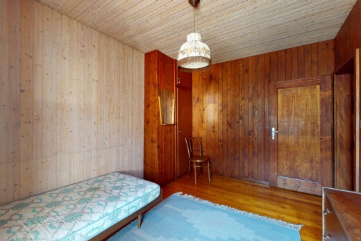 zimmer / schlafzimmer mit holzfußboden, holzdecke, und holzwand