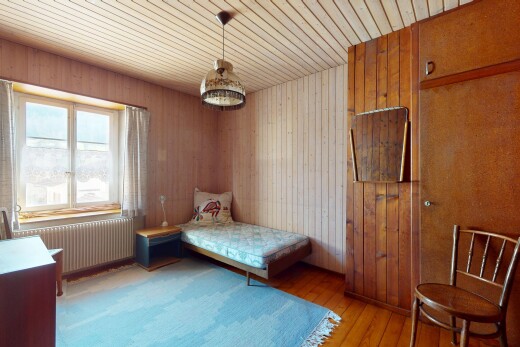 zimmer / schlafzimmer mit holzfußboden, natürliches licht, kühler, und holzwand