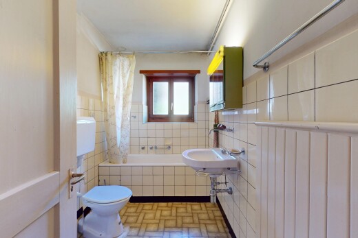 bad mit toilette, natürliches licht, kombiniertes bad / dusche, fliesenwand, und komplettes badezimmer