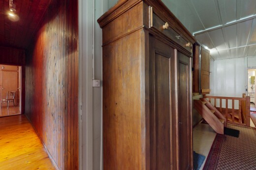 halle / korridor mit holzfußboden, obergeschoss-podest, und holzwand