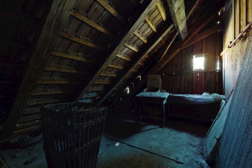 innenraum mit dachschräge und natürliches licht