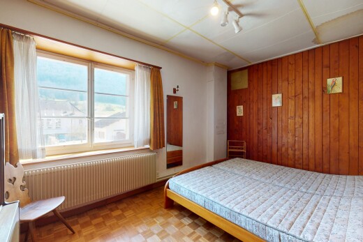 zimmer / schlafzimmer mit natürliches licht, holzwand, und kühler