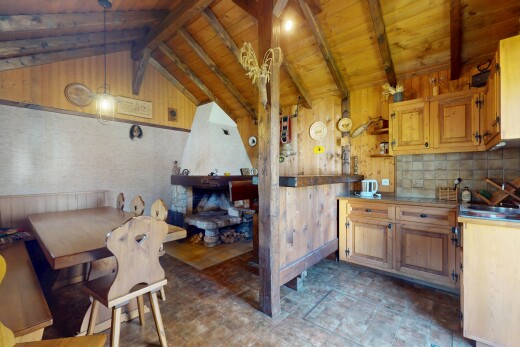 küche mit hochgezogene schränke, dachschräge, pendelleuchte, balkendecke, und holzdecke