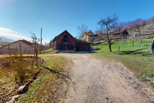 außenansicht mit zaun, auffahrt, außenansicht, und scheune