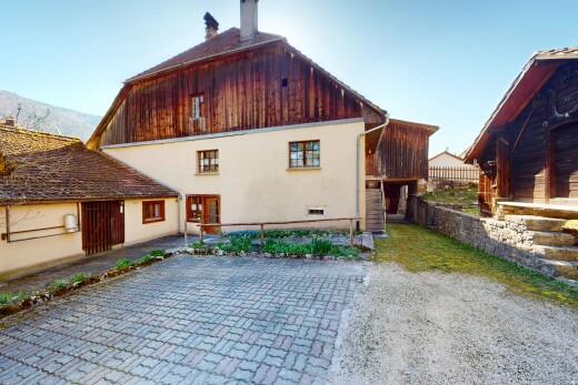 außenansicht mit parkplatz, betonfundament, schornstein, terrasse, und vertikale verkleidung