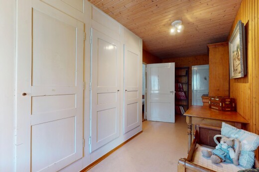 halle / korridor mit holzwand und holzdecke