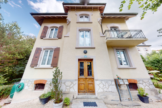 blick auf das haus mit französischen türen