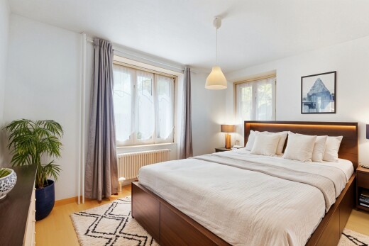 chambre avec lumière naturelle, radiateur, cloison sèche, et sol en finition bois