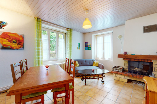 salle à manger avec lumière naturelle, cheminée, et carrelage