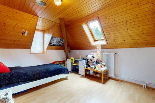 chambre à coucher avec lucarne, lumière naturelle, plafond voûté, parquet, et radiateur