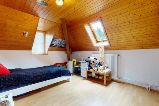 chambre à coucher avec lucarne, lumière naturelle, plafond voûté, parquet, et radiateur