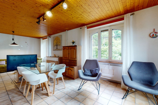 salle à manger avec lumière naturelle et carrelage