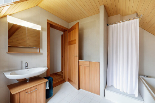 salle de bains avec salle de bain complète, plafond en bois, évier, et miroir