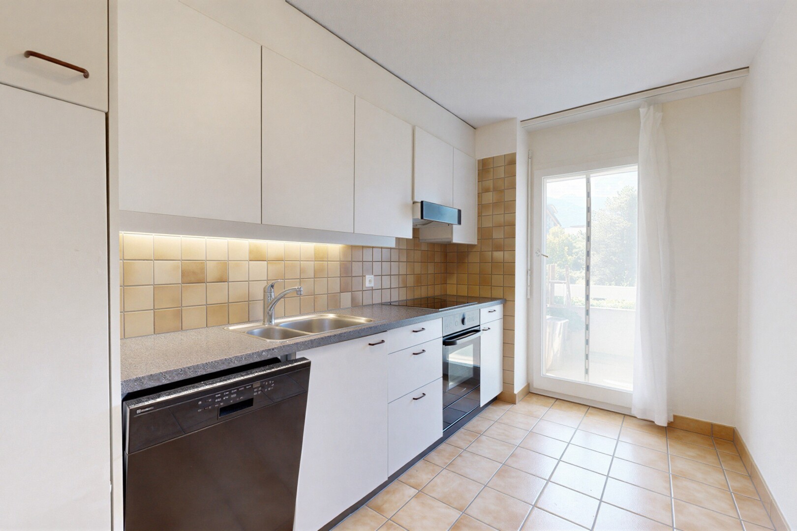küche mit light floor, geschirrspülmaschine, white cabinets, weiße schränke, und küchenrückwand beim Herd